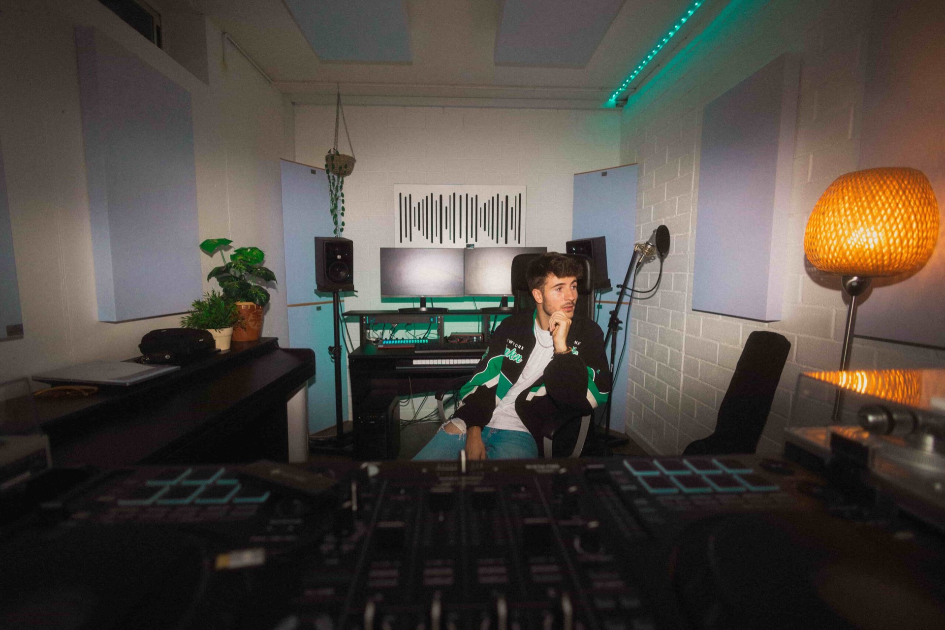 Roger Freedom en su estudio